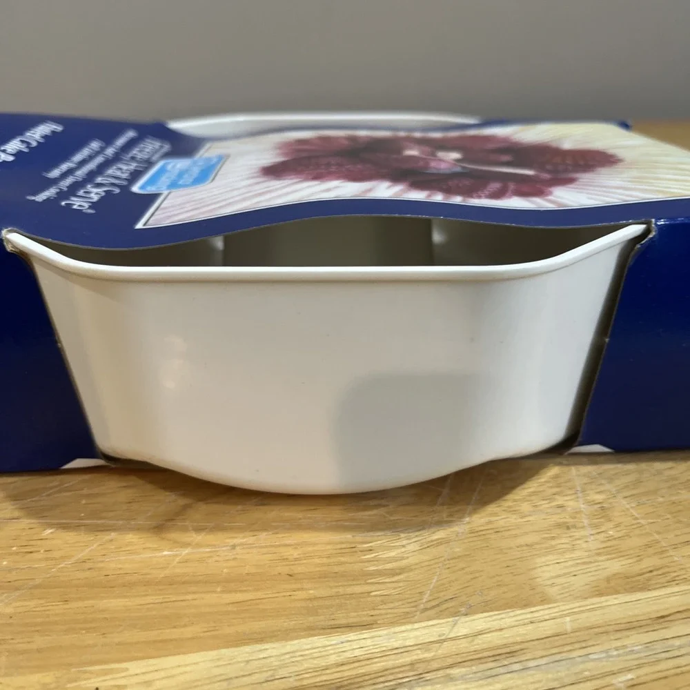 Anchor Hocking fluted cake